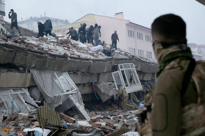 Zoektocht naar slachtoffers in Diyarbakir.