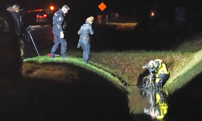 De politie haalt een fiets uit de sloot bij de Dalmsholterweg.