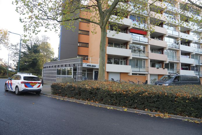 Politie doet onderzoek bij het appartementencomplex.
