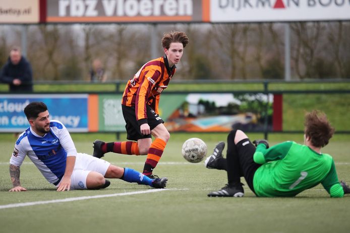 FC Zutphen en Be Quick Zutphen, hier in een oefenduel in januari, beleefden de zaterdag heel verschillend. FC pakte de koppositie in de derde klasse, terwijl Be Quick in de tweede klasse stijf onderaan staat.