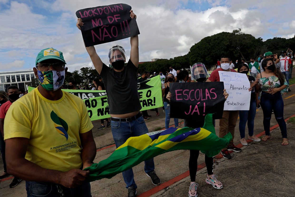 In Brasilia protesteren betogers tegen het besluit om vanaf 1 maart een nieuwe lockdown van zeker twee weken in de Braziliaanse hoofdstad in te voeren.  Beeld AP