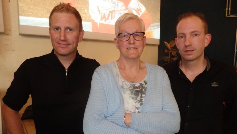 Oud-wielrenner Lieuwe Westra: 'Als je iets doet, moet je het goed doen.' Met moeder Alie en broer Jan Hendrik. Beeld Schuim