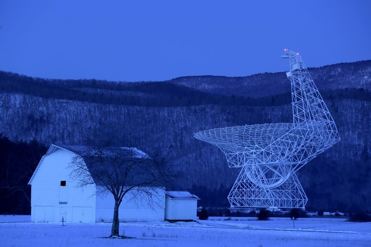 De Green Bank-radiotelescoop in West Virginia. Om deze ongestoord te laten luisteren, is een gebied ter grootte van half Nederland tot stiltezone uitgeroepen. Beeld EPA