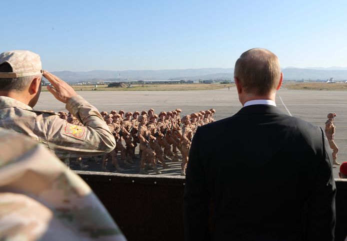 Russisch president Poetin schouwt Russische soldaten op de Syrische luchtmachtbasis van Latakia, december 2017.