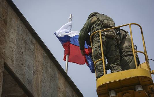 Russische vlaggen worden opgehangen in de stad.