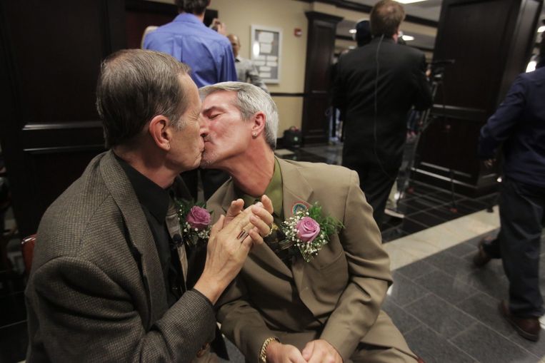Robert Povilat en Milton Persinger kussen elkaar in Mobile. Beeld epa