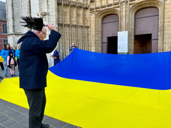 Boven de kathedraal wappert al enige tijd een Oekraïense vlag, gewijd door de bisschop, als teken van steun