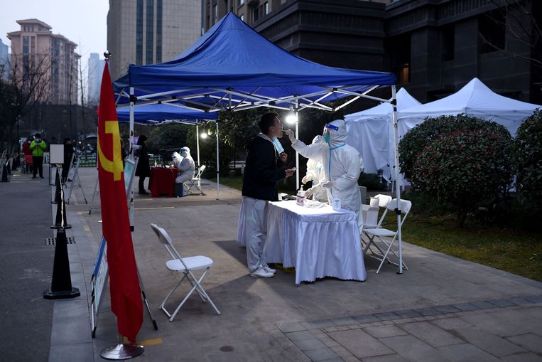Een inwoner van Xian ondergaat een coronatest. Beeld AFP