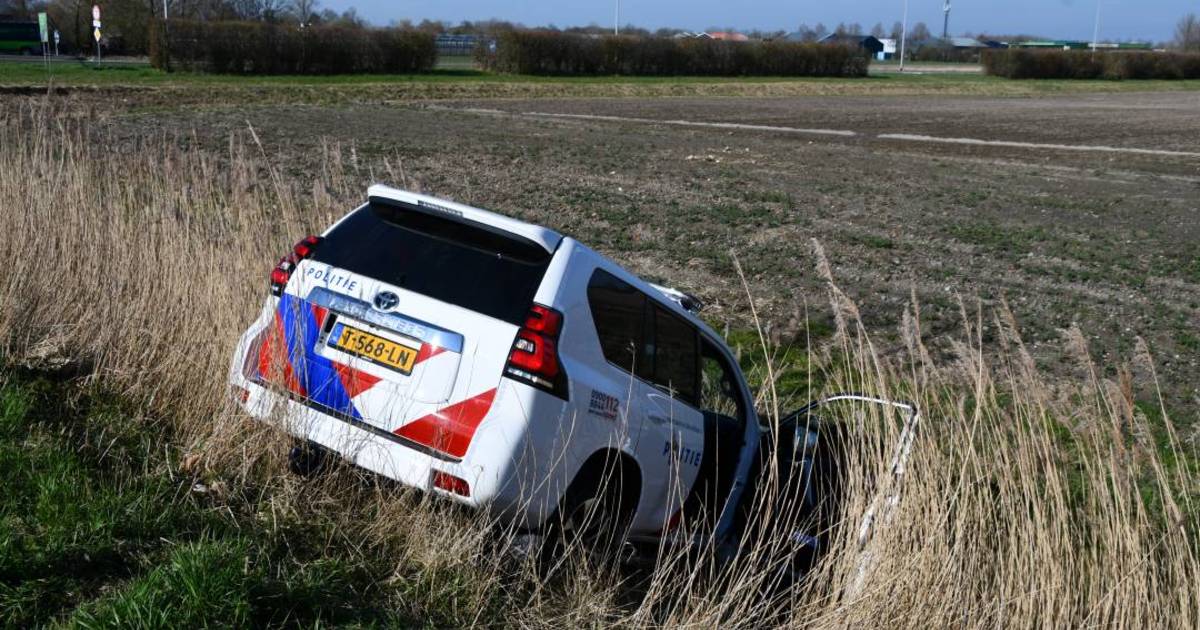 Politieauto raakt van weg en belandt in sloot bij Koudekerke