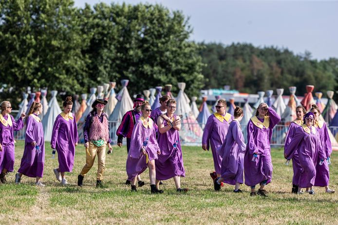 Bezoekers Zwarte Cross in paarse kledij.