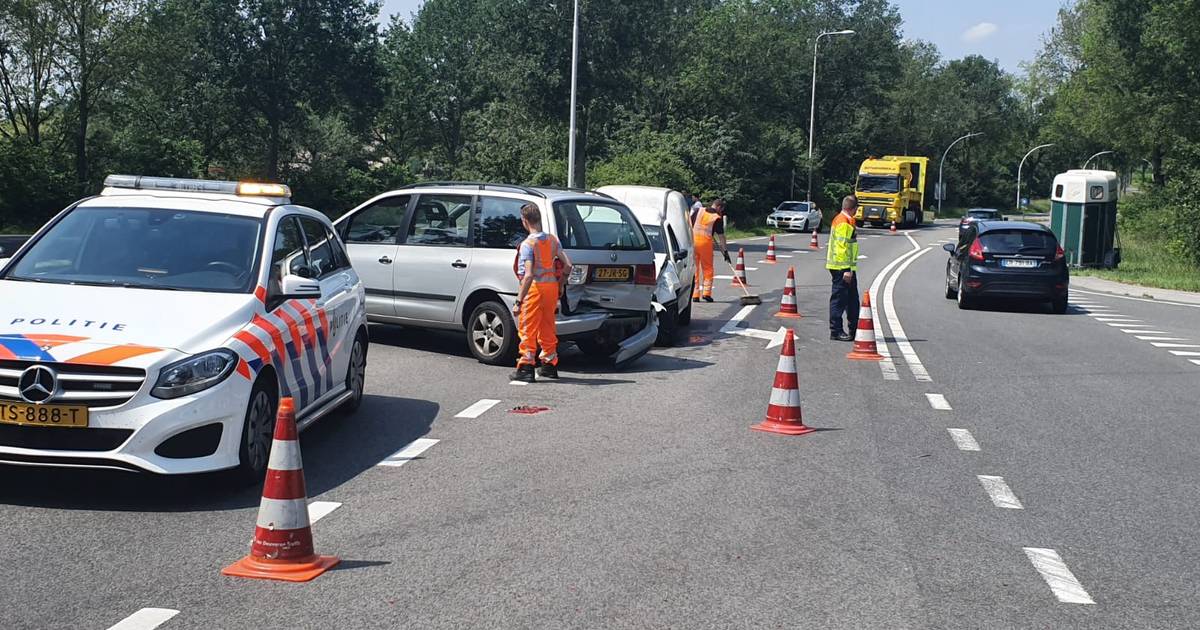 Paard met de schrik vrij bij aanrijding in Vaassen: verkeershinder voor A50.