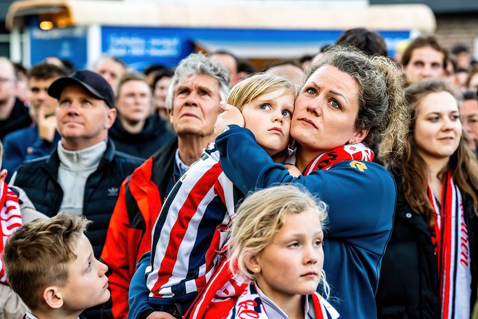 Spanning op de gezichten bij het Koning Willem II Stadion