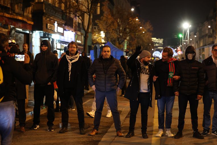 Mario Franssen (derde van links, met bril): “We doen dit om rechtstreekse clashes met de politie te vermijden” Beeld Photo News