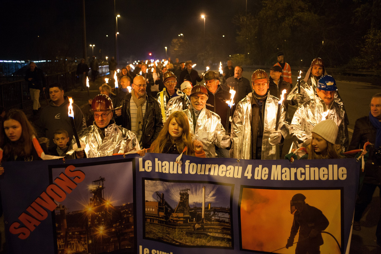 De fakkeltocht voor de hoogoven die Luigio Spagnuolo jaarlijks organiseert, enkele jaren geleden. Beeld Photo News