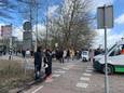 Bewoners staan op straat te wachten tot ze weer naar huis mogen.