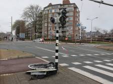 Vrachtwagen rijdt stoplicht en bovenleiding van tram kapot in Leidschendam