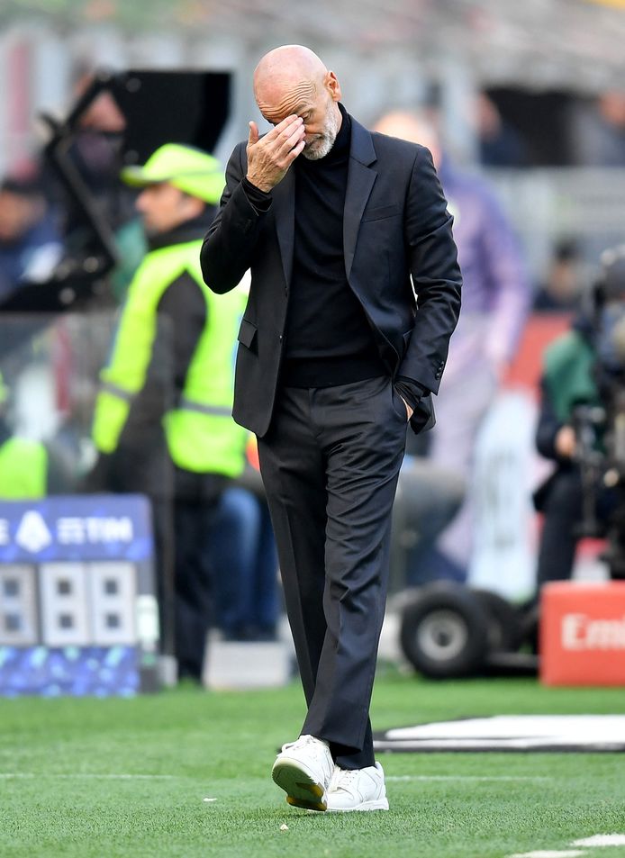 Stefano Pioli met de hand voor het gezicht.