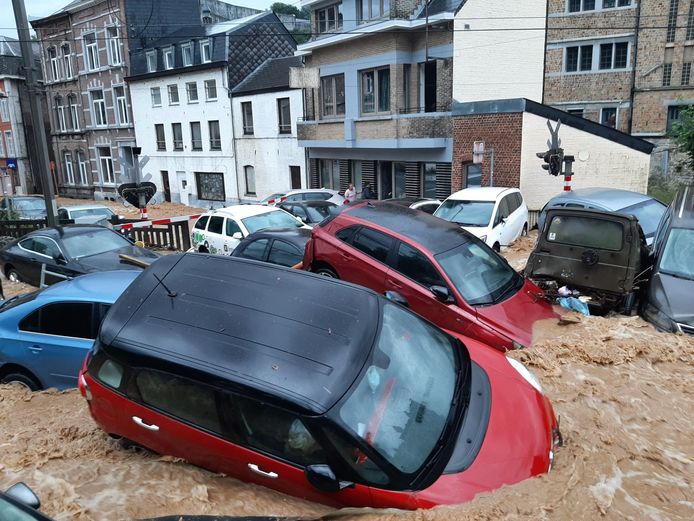 Wegen zijn vernield en wagens werden meegesleurd door de waterstromen in Dinant.