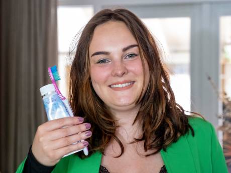 Sharona krijgt gouden baan op een presenteerblaadje: ‘In vijf dagen word ik opgeleid tot tandartsassistente’