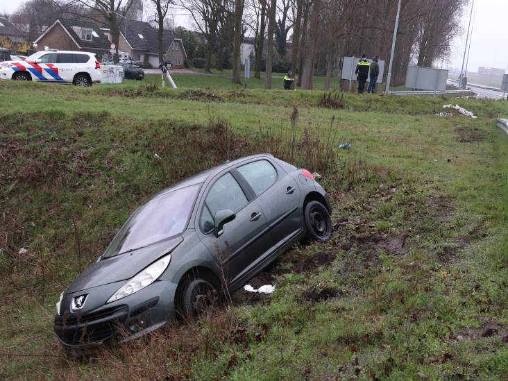 Auto belandt in de berm bij ongeval in Waalwijk, bestuurder is spoorloos