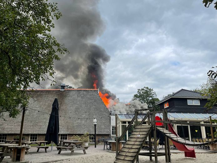 Vlammen slaan uit het dak van de Bowlingboerderij.