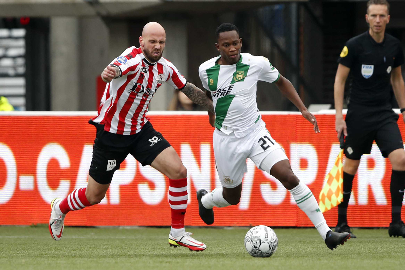 Bryan Smeets in duel met Neraysho Kasanwirjo van FC Groningen.