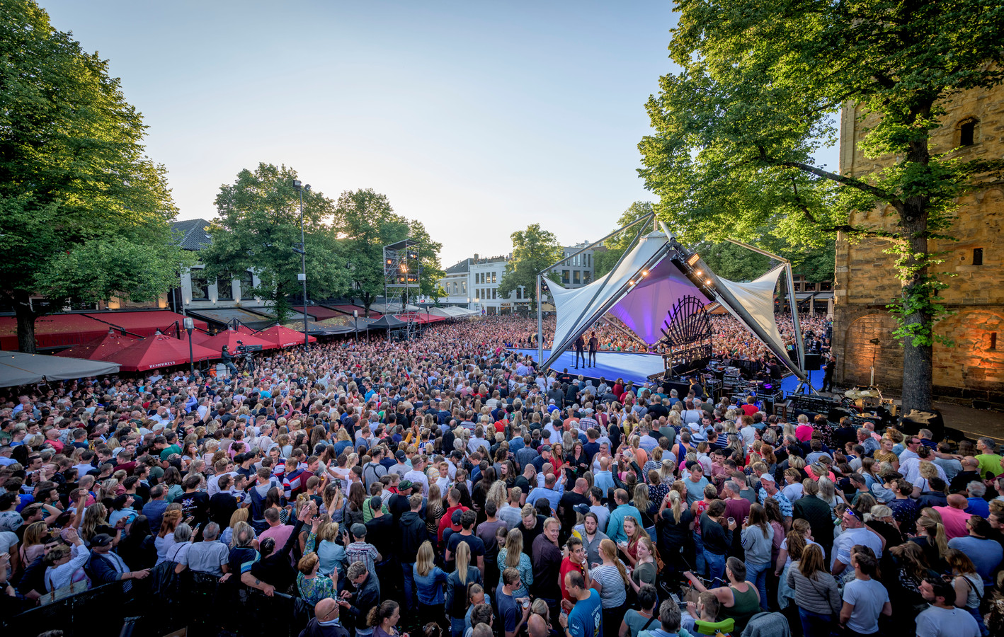 In beeld Dit was Sterren Muziekfeest op het Plein in Enschede Foto