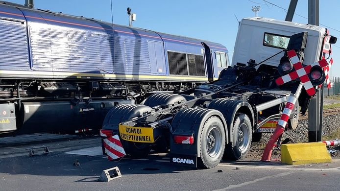 Het ongeval gebeurde aan de overweg langs de Margareta van Oostenrijkstraat.