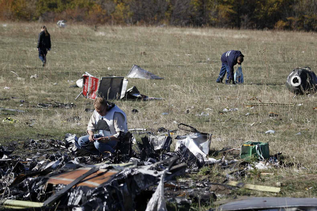 Nederlanders bezoeken rampplek MH17 | Trouw