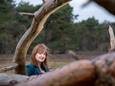 Joke Eikenaar op de Wezepse heide. Het dorp (en omgeving) vormen het decor van haar laatste twee historische romans.