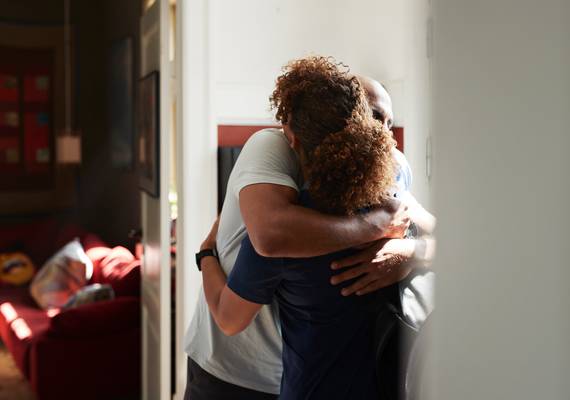 Agnes (47) blijft voor haar ex zorgen: “Hij kan nog geen twee dezelfde sokken bij elkaar zoeken”