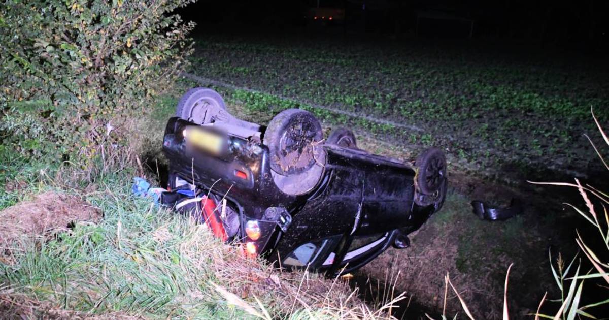 Auto slaat over de kop op N288 bij Zoutelande: twee lichtgewonden