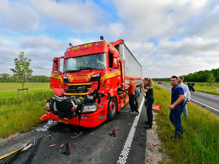 Chauffeur gewond na zwaar ongeval met vrachtwagens op N69 bij Riethoven: weg inmiddels weer vrij