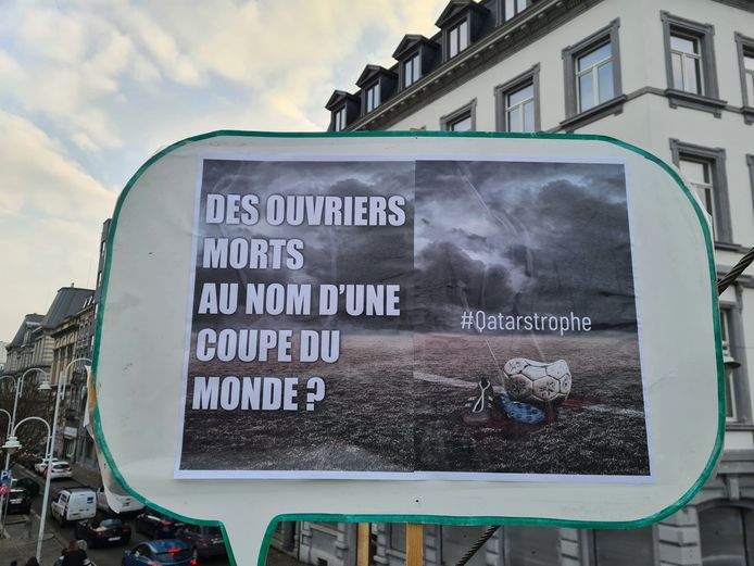 Campagne "Qatarstrophe" de la CSC, pour dénoncer l'organisation de la Coupe du Monde de football au Qatar.