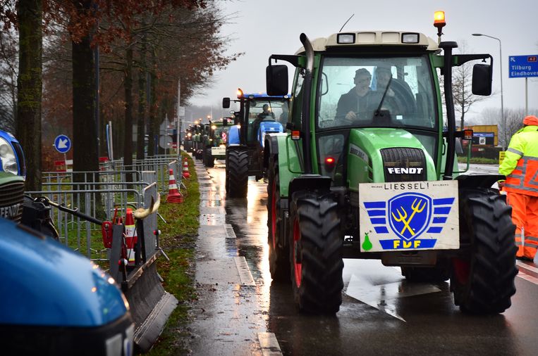  Brabantse boeren demonstreren bij het provinciehuis in De Bosch tegen het aangekondigde stikstofbeleid. De voorste traktor voert de afbeelding van Farmers Defence Force. Beeld Marcel van den Bergh