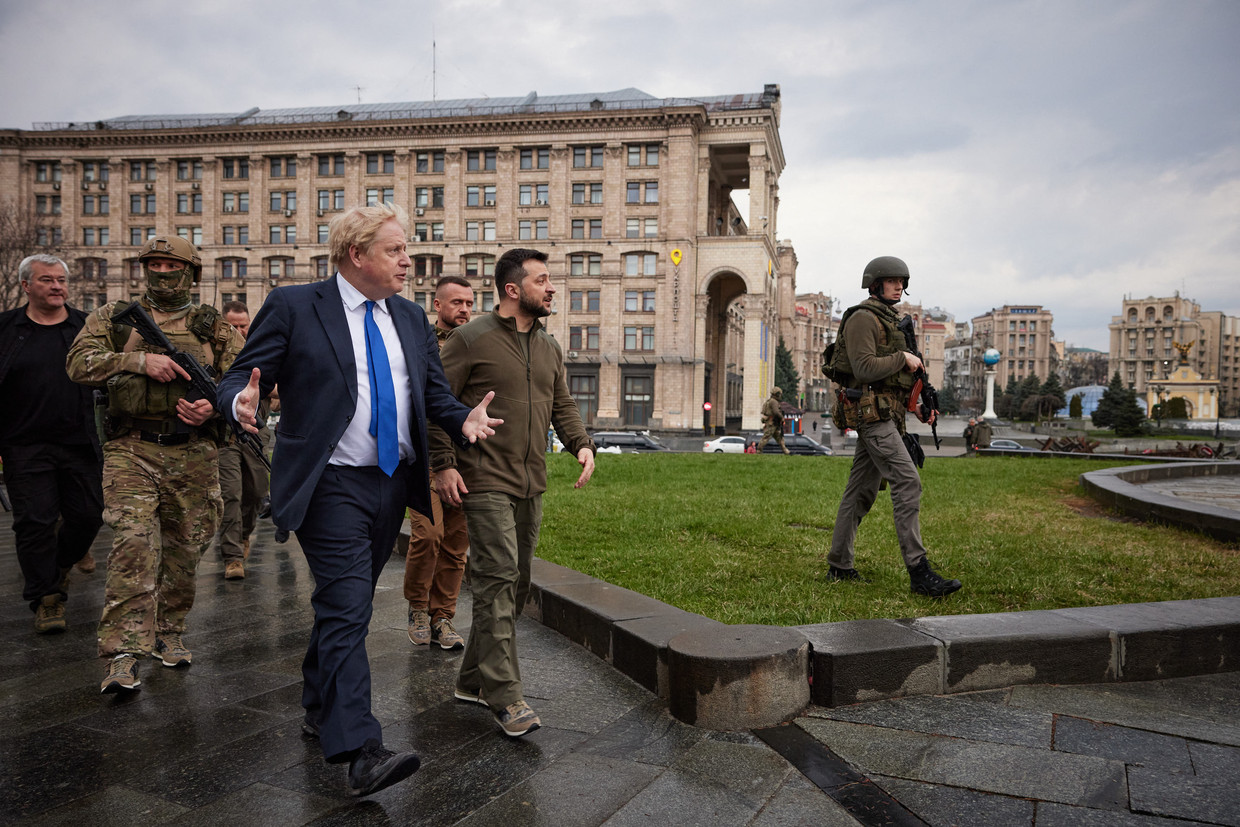 Na het bezoek loofde het Oekraïense ministerie van Defensie de Britse premier. ‘Zo ziet moed eruit’, tweette het departement bij beelden van Johnson in de straten van Kiev, ‘zo ziet ware vriendschap tussen volkeren en landen eruit.’ Beeld AFP