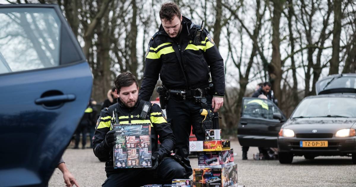 Vuurwerkcontrole bij Duitse grens levert vooral waarschuwingen op: ‘Kiezen tussen boete of afstaan’
