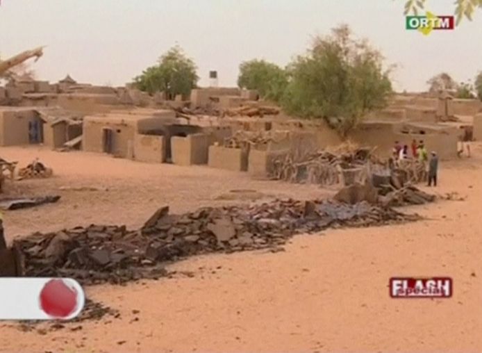 Een deel van het dorp Sobame Da ligt in puin nadat een groep aanvallers er maandagochtend een ware ravage aanrichtte.