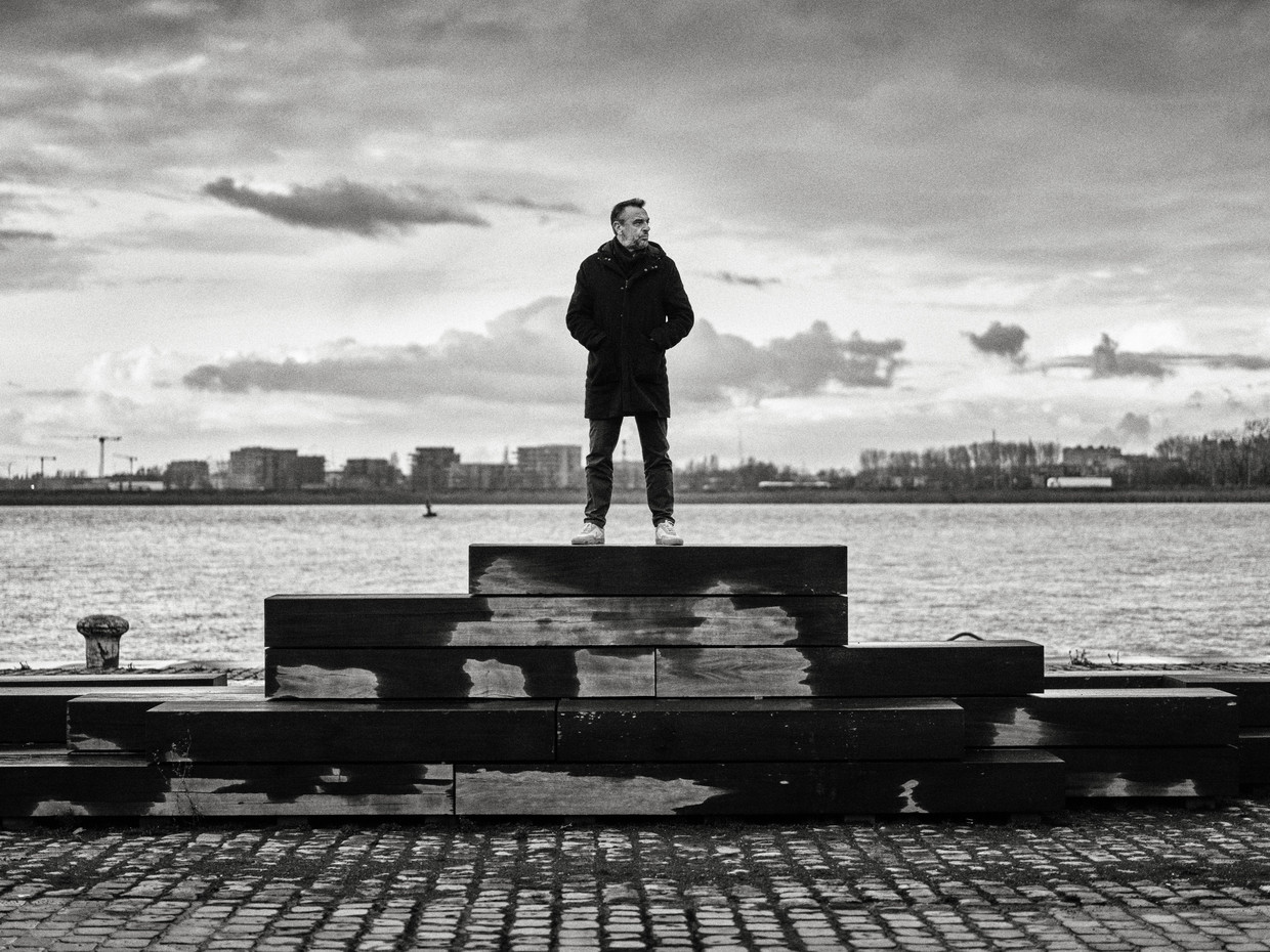 Tom Waes: ‘Als ik zeg dat mijn jaarsalaris marktconform is, klinkt dat fout. Als ik zeg dat ik het waard ben: fout. het verandert niet wie ik ben, hè.’  Beeld Thomas Sweertvaegher