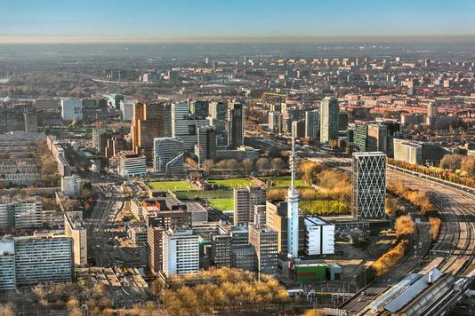 De Amsterdamse Zuidas met zijn vele advocatenkantoren en financiële bedrijven. Een groot kantoor als Van Doorne geeft kosteloos juridische hulp aan CliniClowns, KiKa en de Johan Cruyff Foundation