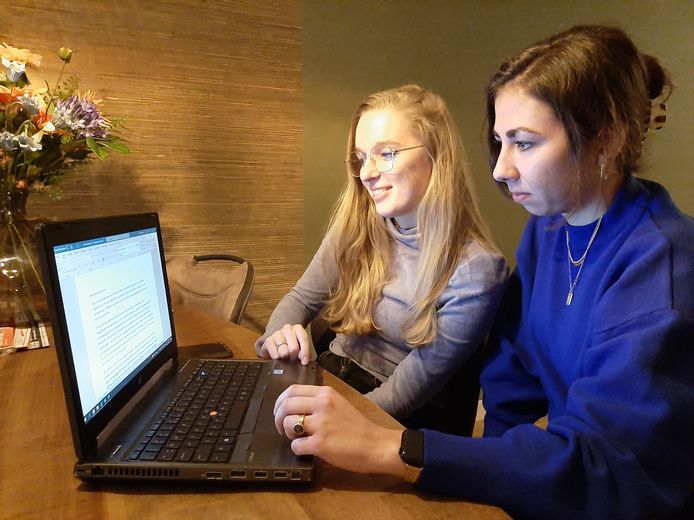 Hennique Knobbe (l) en Kim Ruiter en schrijven namens de jongeren in Sint Jansklooster de zoveelste brief naar de gemeente.