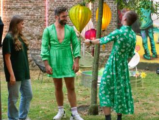 Metejoor toont benen in kleedje voor ‘Waarheid, durven of doen’: “Wie verzint die opdrachten?”