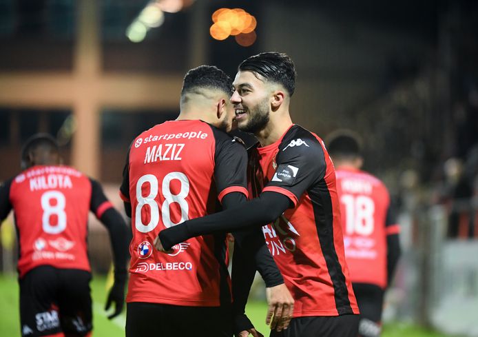 Mikautadze viert een goal met Maziz.