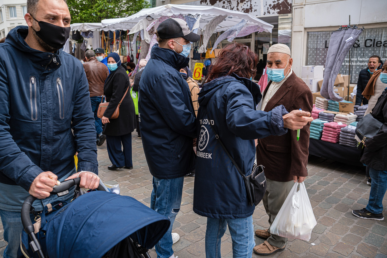 Op de markt van Sint-Jans-Molenbeek bij Brussel worden mensen aangesproken om zich te laten vaccineren. Beeld Wouter Van Vooren