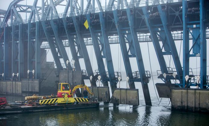 December 2017. Rijkswaterstaat bekijkt met onderwatercamera's de schade aan de stuw van de John S. Thompsonbrug bij Grave, die beschadigd raakte toen er een schip tegenaan voer.