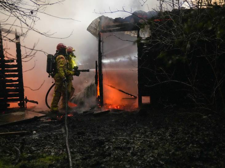 Leegstaande schuurtjes verloren gegaan bij brand in Helmond, geen gevaar voor omgeving