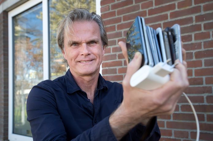 Frans van der Brugge van PLUK! Fysiotherapie is een actie gestart om 200 smartphones (met oplader) in te zamelen zodat ouderen kunnen videobellen.