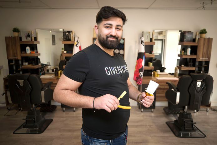 Furkan Dagli in zijn barbierszaak in Prinsenbeek.