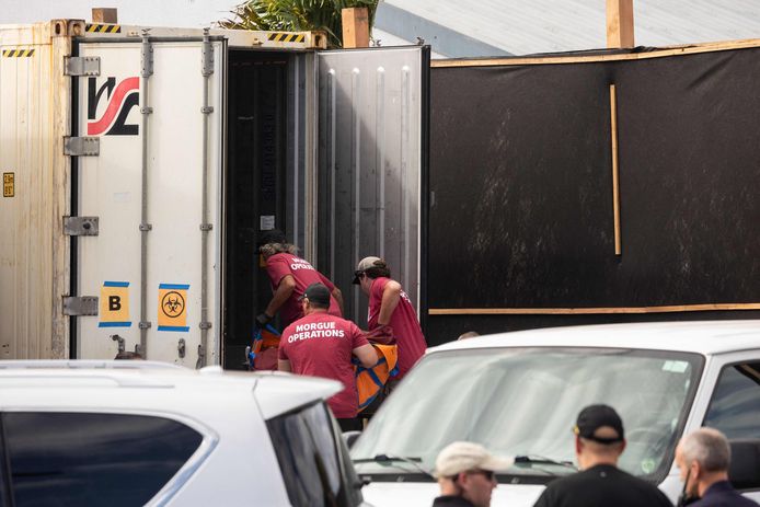 Mortuariummedewerkers plaatsen een lichaam in een gekoelde vrachtwagen die dienst doet als mortuarium op Maui, Hawaï