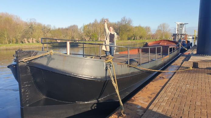 Ammerlaan op haar geliefde terrasboot bij de werf in Delft voordat de boot naar Den Haag werd teruggebracht